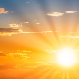 朝日や夕焼けのような、まぶしく輝く太陽の画像