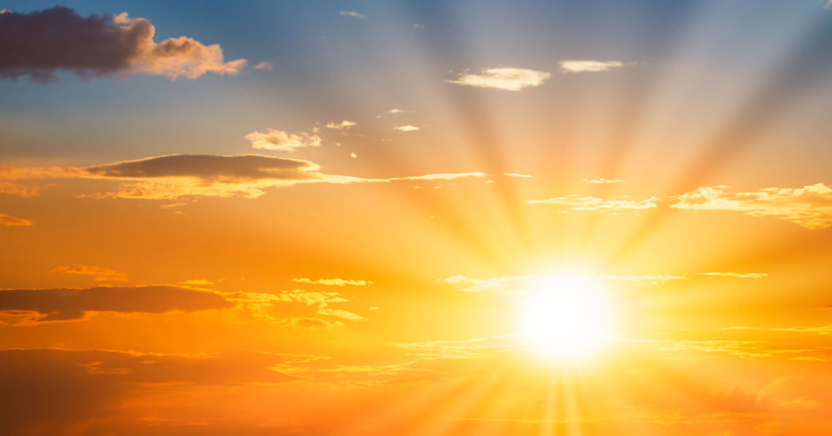 朝日や夕焼けのような、まぶしく輝く太陽の画像
