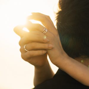 左手薬指と右手薬指にそれぞれ指輪をつけている女性の手元の写真