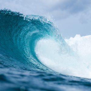 勢いよく打ち寄せる大きな波の写真