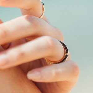 左手の薬指と人差し指に輝くリング