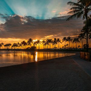 夕暮れのハワイのビーチの写真