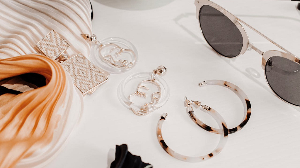 サングラスやプラスチック製のピアスなど、様々な素材で作られたファッションアクセサリーの集合写真