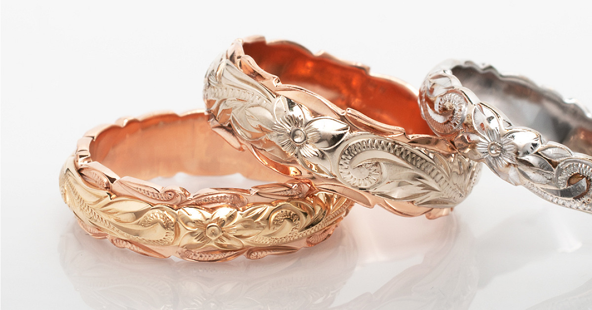 Maxiのハワイアンジュエリーリング3点。異なる色味のゴールドと手彫りのオールドイングリッシュ柄が並ぶ、ブランドを象徴するツートーンリングの写真