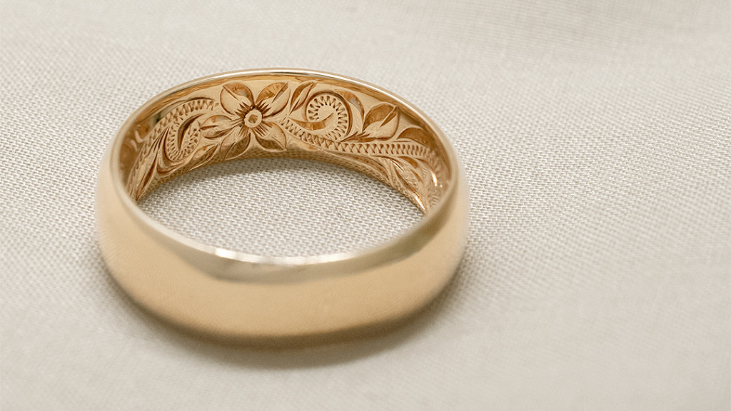 外側は鏡面仕上げ、内側にオールドイングリッシュの彫り柄を施した、MaxiのK14イエローゴールド製幅広リング