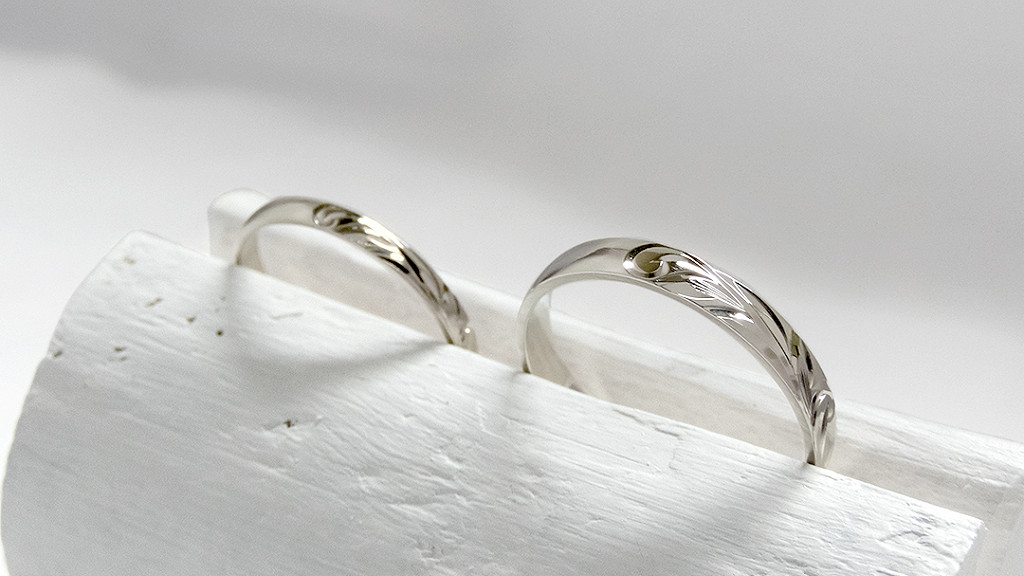 結婚指輪として人気の高いMaxiのプラチナ（PT950）リング2点。純粋な白さと耐久性を兼ね備えたペアリング