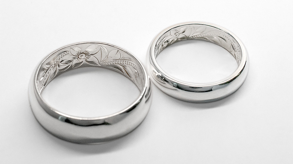 外側は鏡面仕上げ、内側に彫り柄を施したMaxiのSilver925製リング。使い込むほど味が出るシルバーの魅力を伝えるペア写真