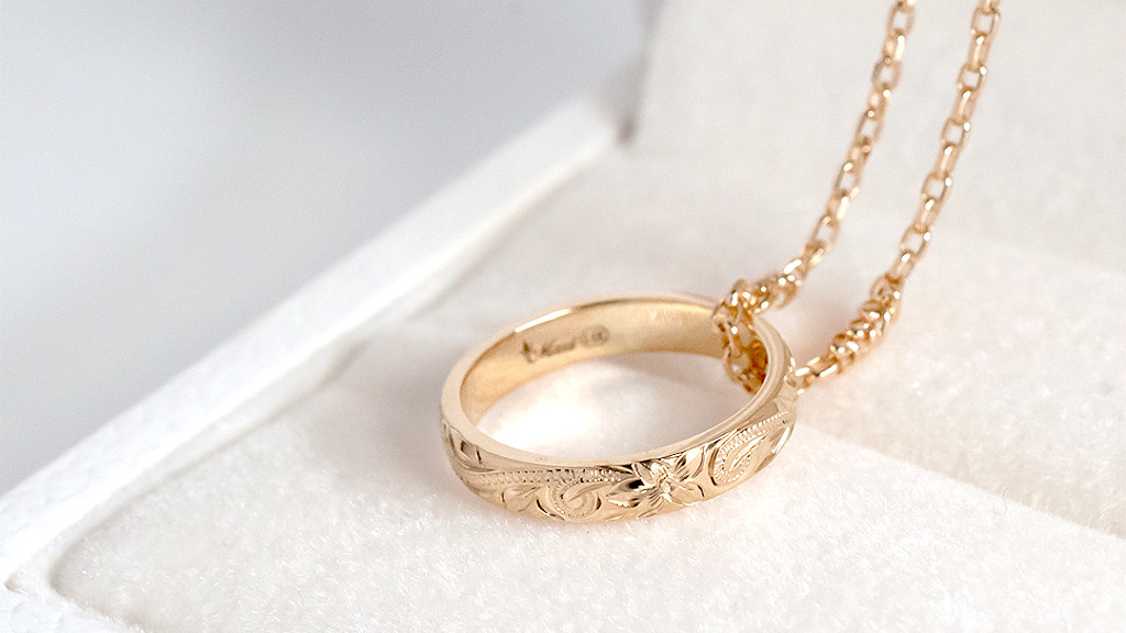 ベビーリングにチェーンを通してネックレスとしている写真