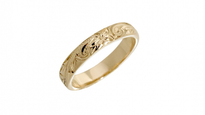 繊細なハワイアンジュエリーの伝統的な彫りが施された、刻印可能なMaxiのトラディショナルベビーリングの写真