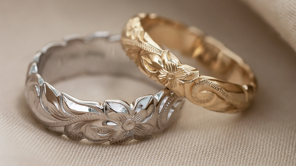 ハワイアンジュエリーならではのオールドイングリッシュの彫り柄が施されたMaxiのカスタムオーダーリング。シルバー(幅広)とゴールド(幅狭)のカットアウトエッジが美しいペアリングのイメージ。