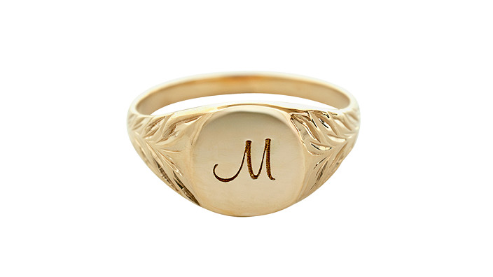 なめらかな面にイニシャルが刻まれた、トレンドのシグネットデザインの、Maxiのハワイアンジュエリーベビーリングの写真