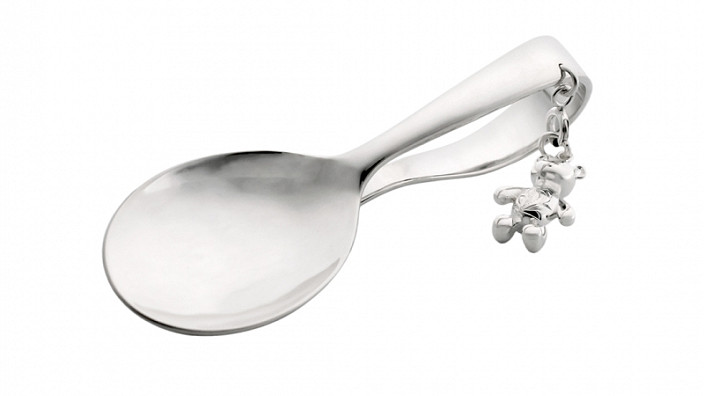 テディベアのチャームが揺れる、ハワイアン彫り入りのMaxiの銀のスプーン（ベビースプーン）写真