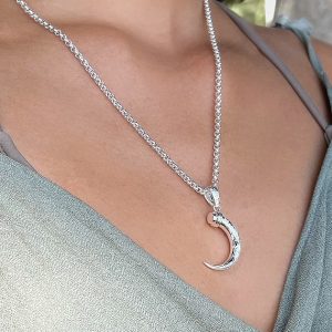 Maxiのハワイアンジュエリー、ホーン（角）ペンダントの着用イメージ
